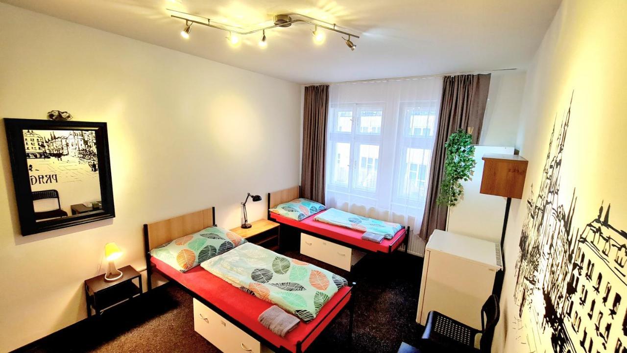 Thai Sun Hostel Prag Exteriör bild